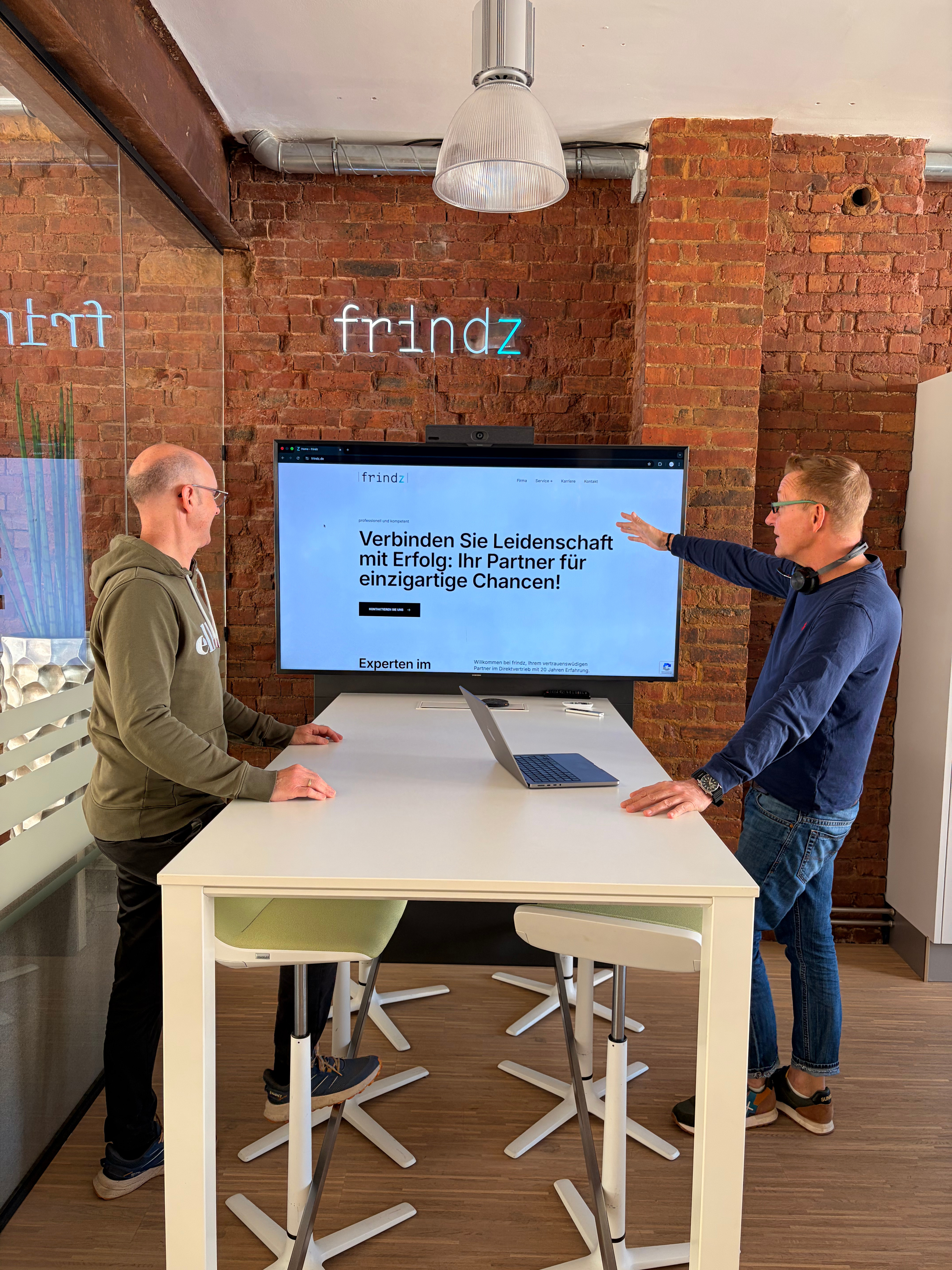 Beratung im frindz B&uuml;ro — Website & Lead-Strategie am Bildschirm